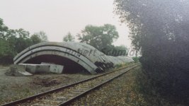 FP Merseburg - abgelegte Betonbögen für Deckungen, um 1991.jpg